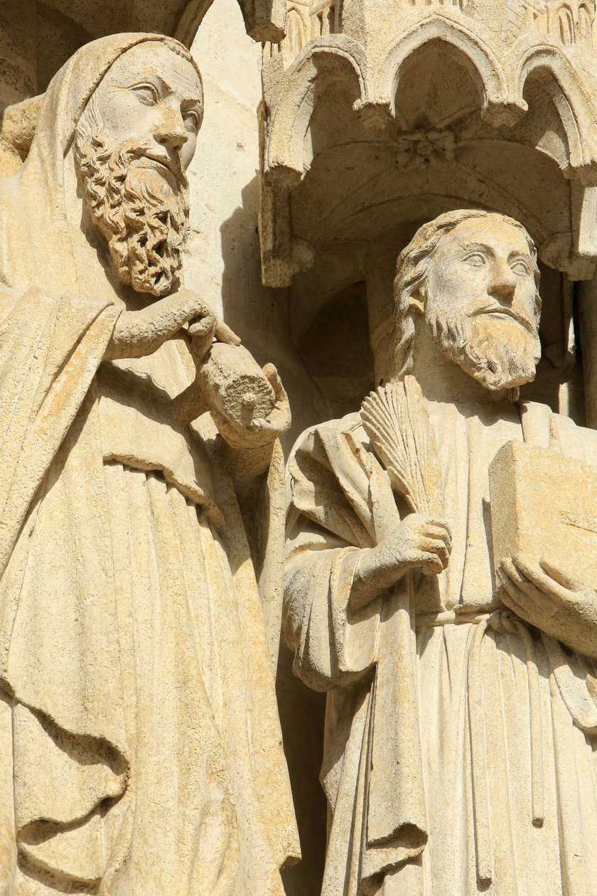 Statues in the splay and the left sidewall of the central portal: from right to left, apostles : St. James the Less and St. Thomas. Amiens Cathedral, Amiens, France 作者 不明
