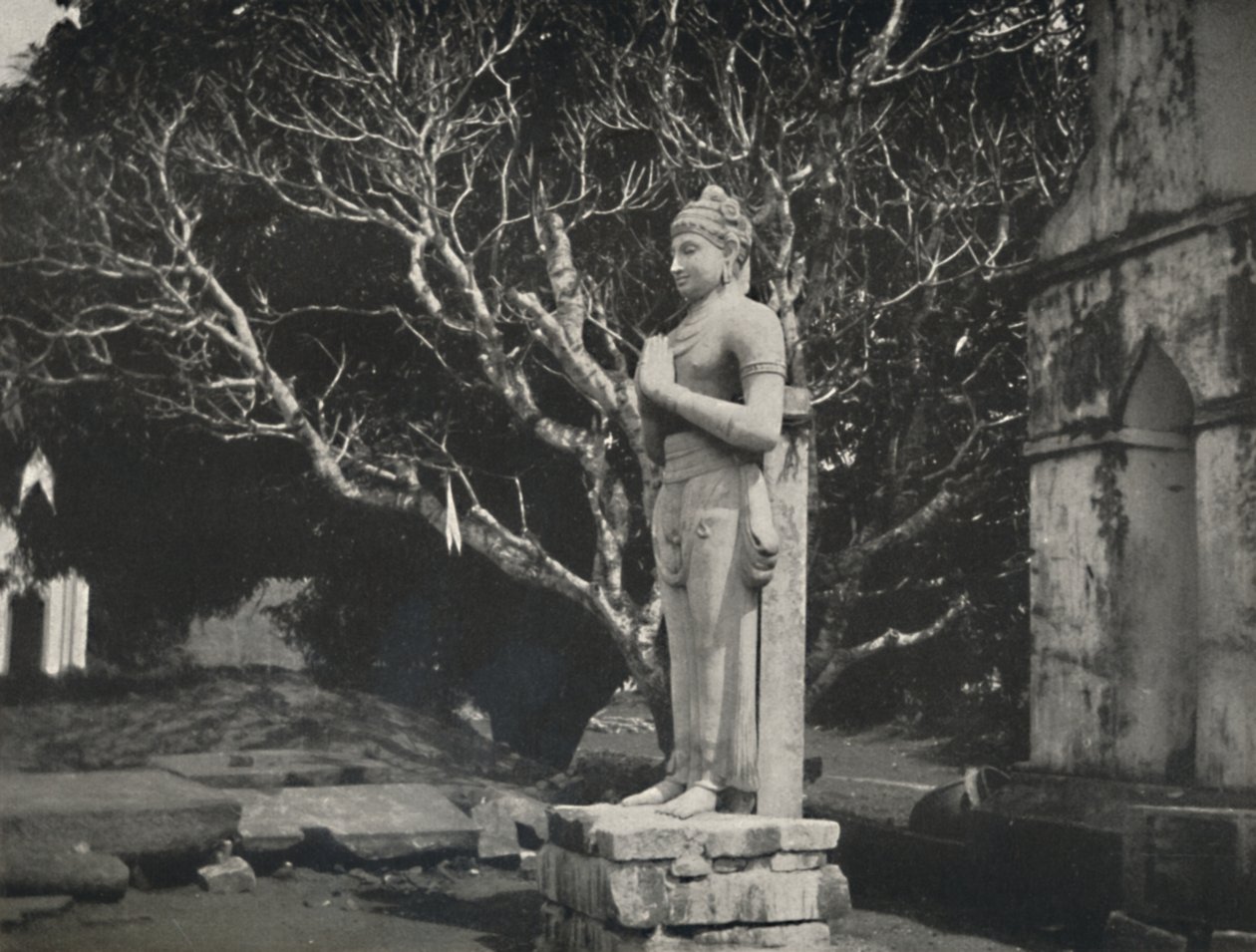 Ruwanwali-Dagoba附近的石像，阿努拉德普勒，1926年 作者 不明