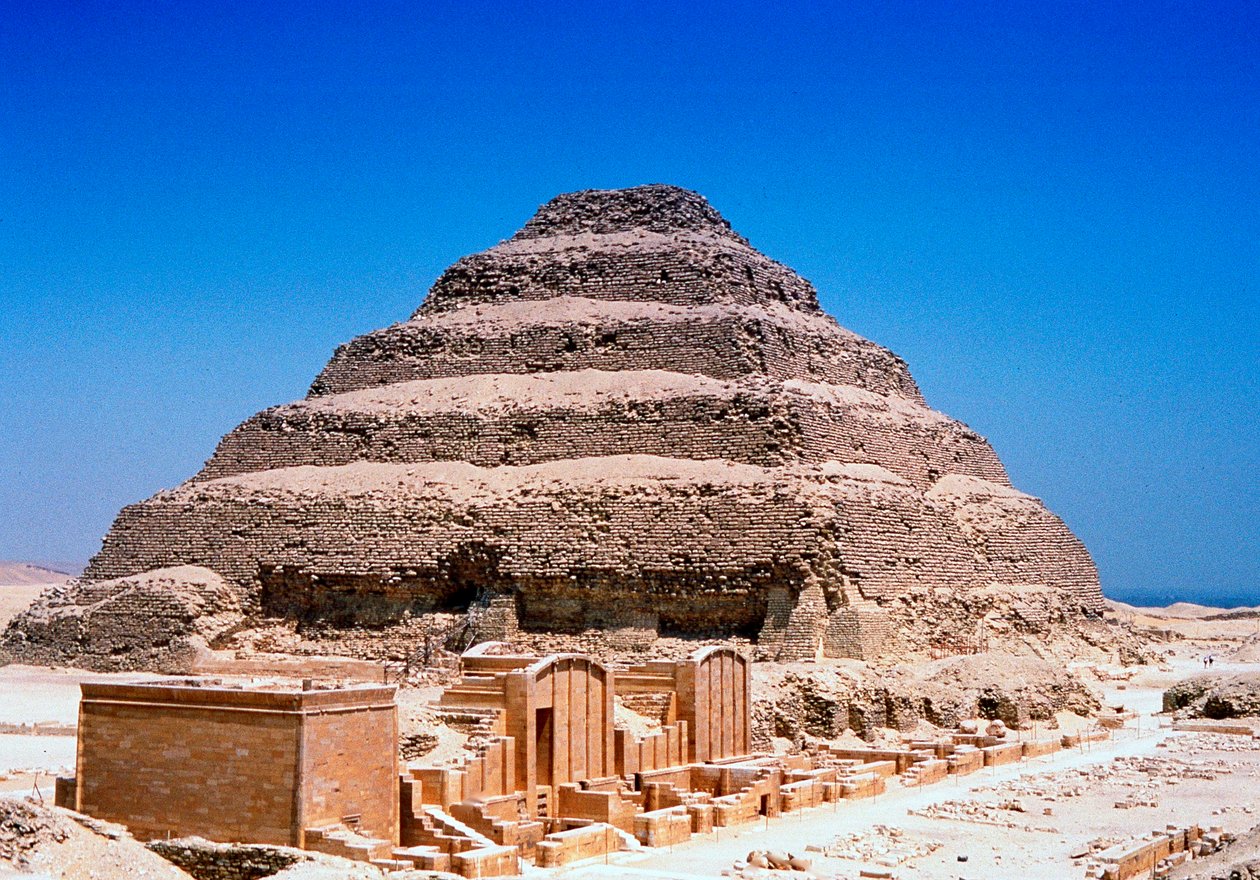 德约瑟·佐泽（Djoser Zozer）国王的阶梯金字塔，埃及萨加拉，第三王朝，大约公元前2613年 作者 不明