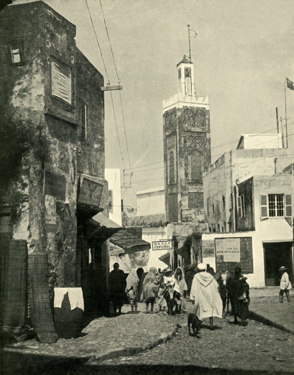 1902年，在丹吉尔的街景，显示清真寺。 作者 不明