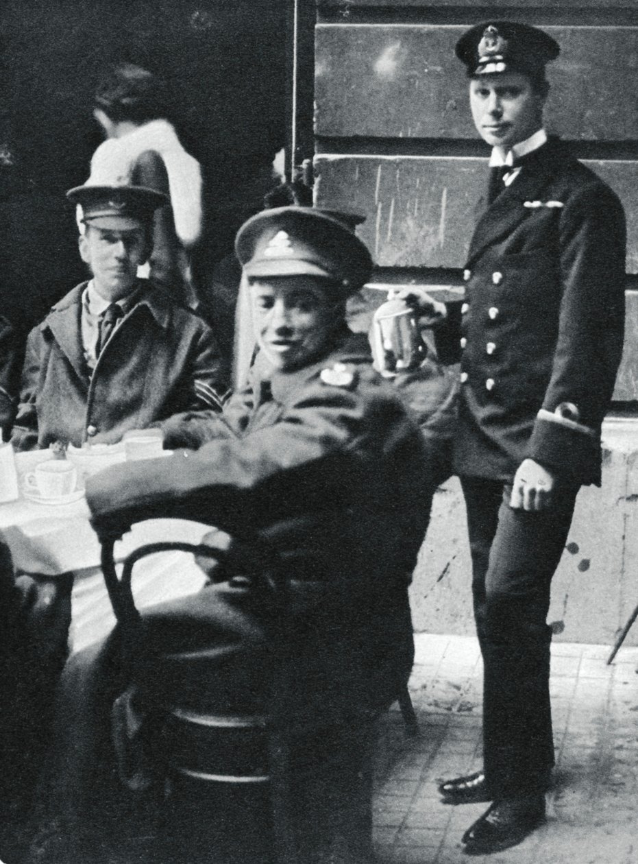 艾伯特中尉在白金汉宫为受伤的士兵喝茶，1916年 作者 不明
