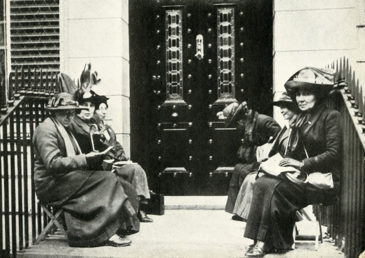 1947年4月6日，在爱德华·卡森斯爵士在伦敦的家门口等着的后裔。 作者 不明