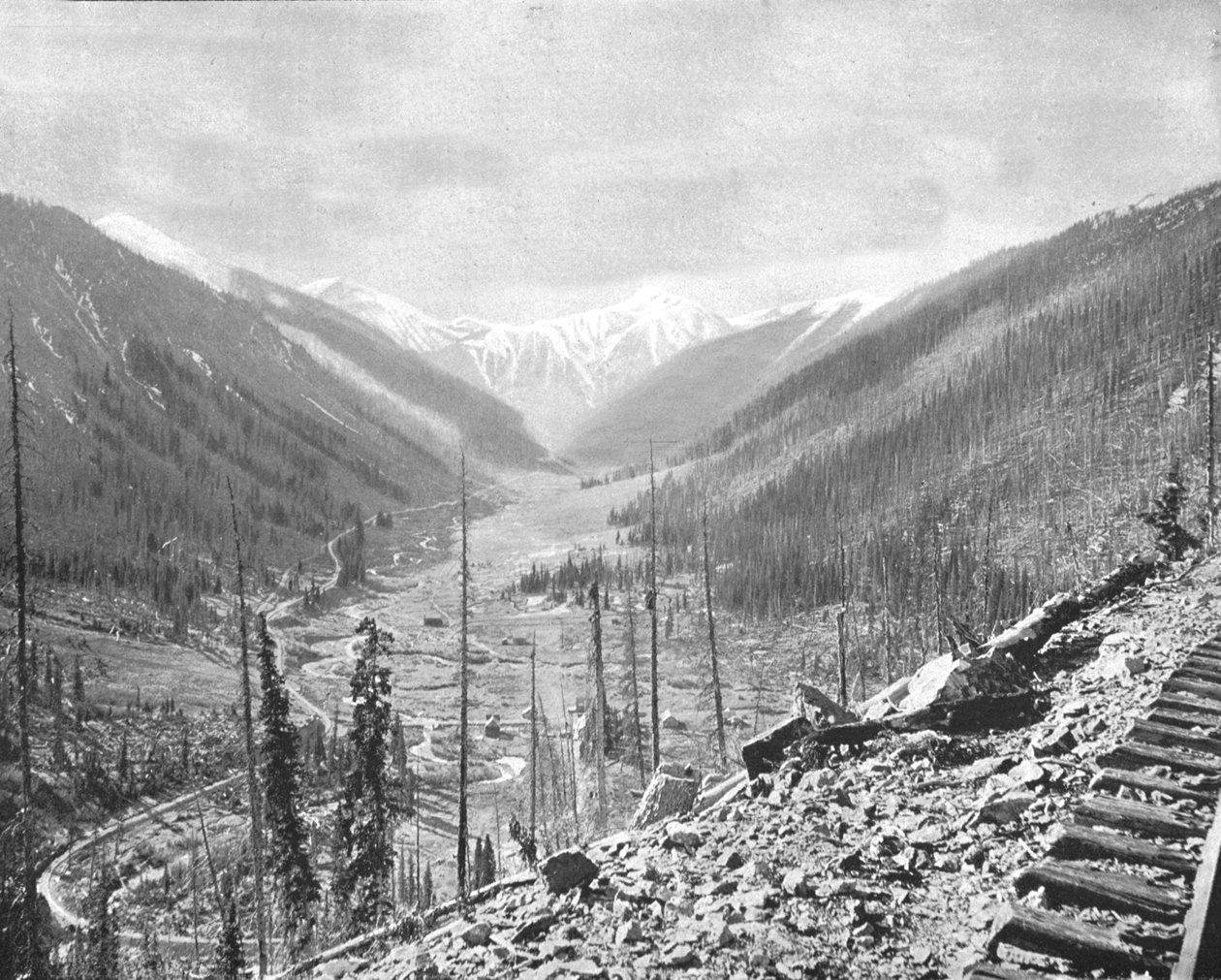 美国科罗拉多州希尔弗顿附近的苏丹山，摄于1900年。 作者 不明