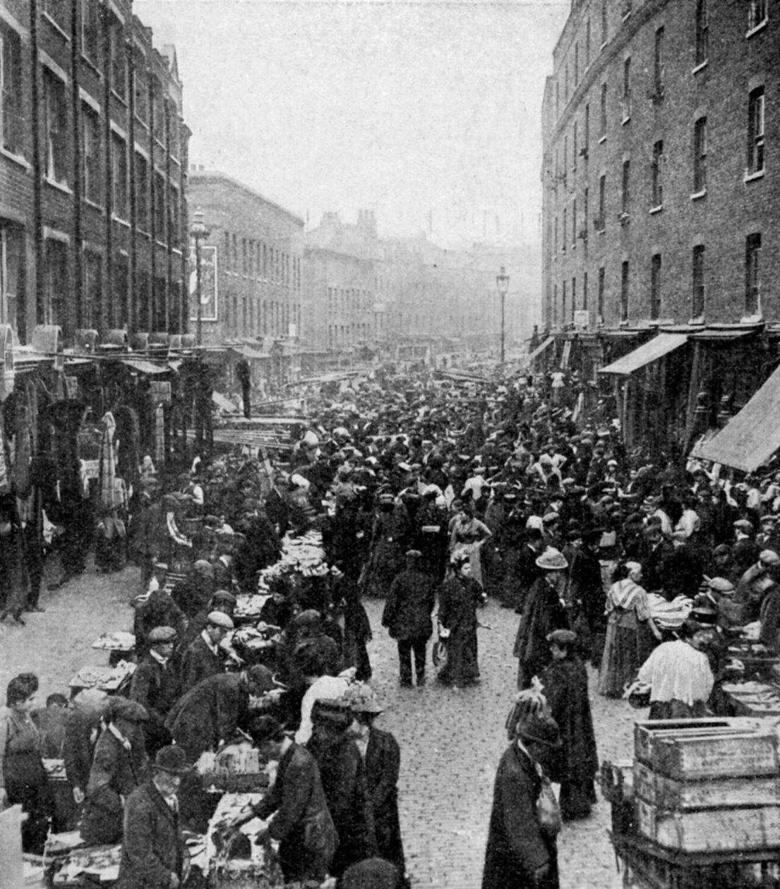 伦敦东区温特沃斯街（Wentworth Street）的周日市场，建于1930年代 作者 不明