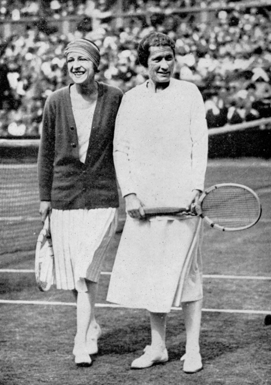 苏珊·兰格伦（Suzanne Lenglen）和伊丽莎白·瑞安（Elizabeth Ryan）在1925年温布尔登网球公开赛上的最后一场单场比赛之前离开了 作者 不明