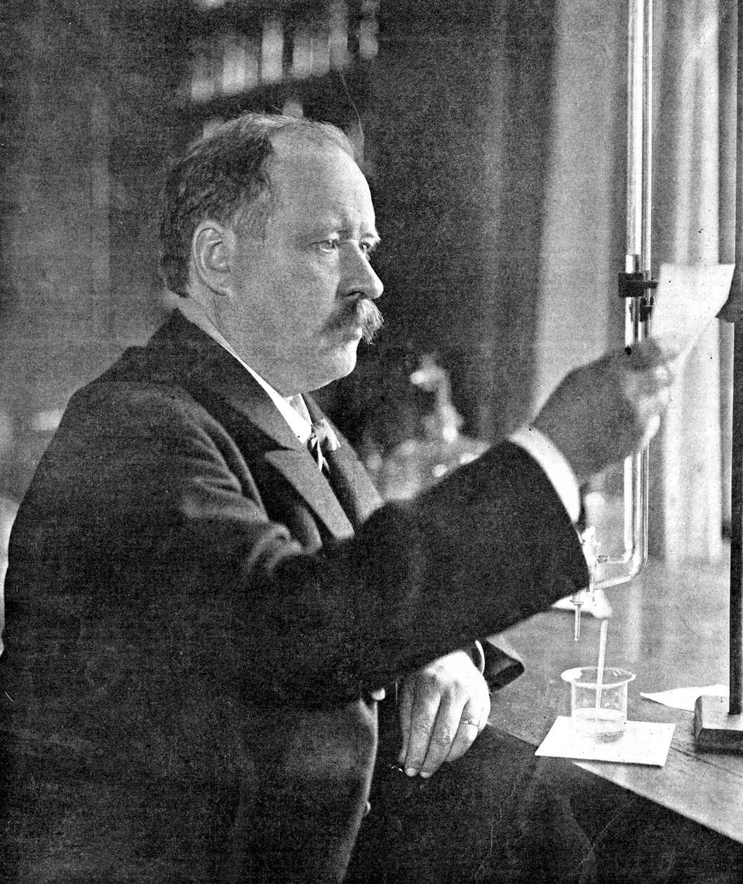 Svante Arrhenius 1859-1927，瑞典物理学家和化学家，1909年在他的实验室里 作者 不明