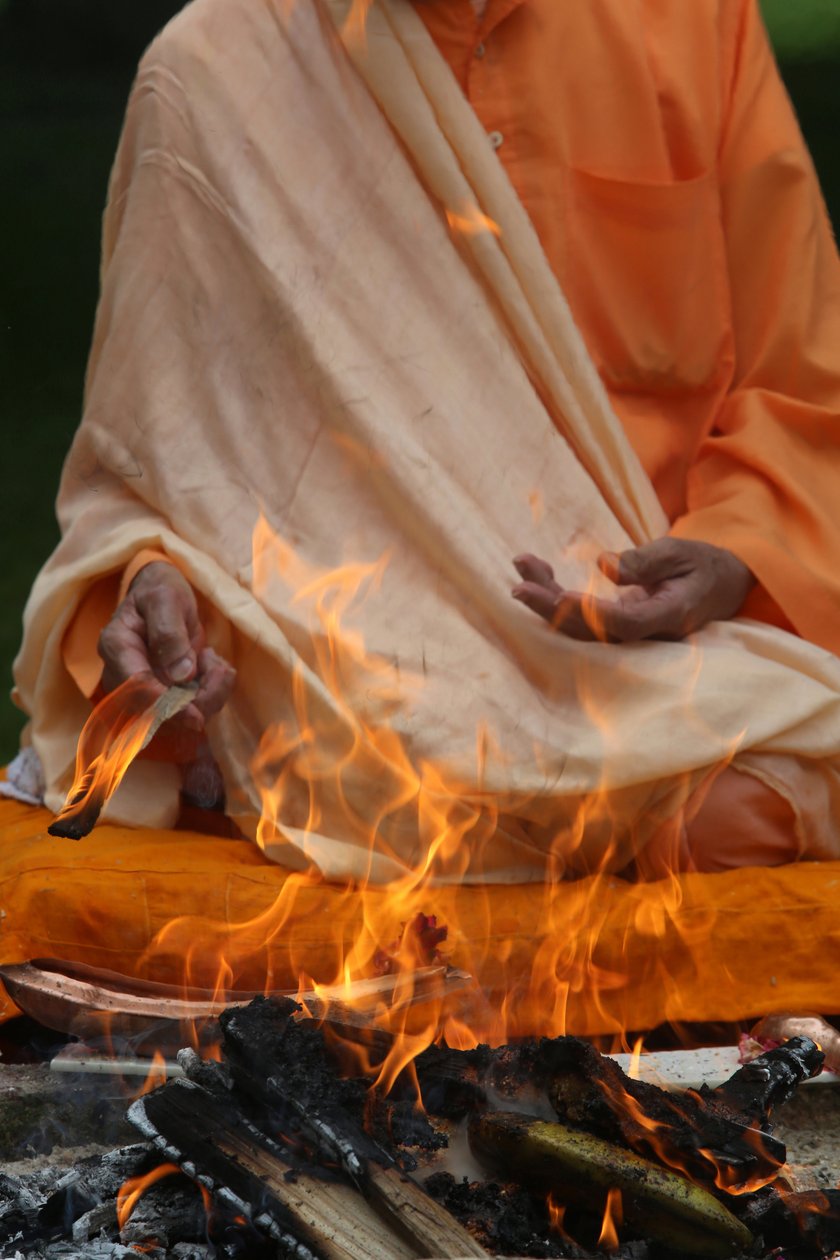 Swami Veetamohanda performing the homa fire ritual in the garden of the Ramakrishna vedantic center. Gretz. France 作者 不明