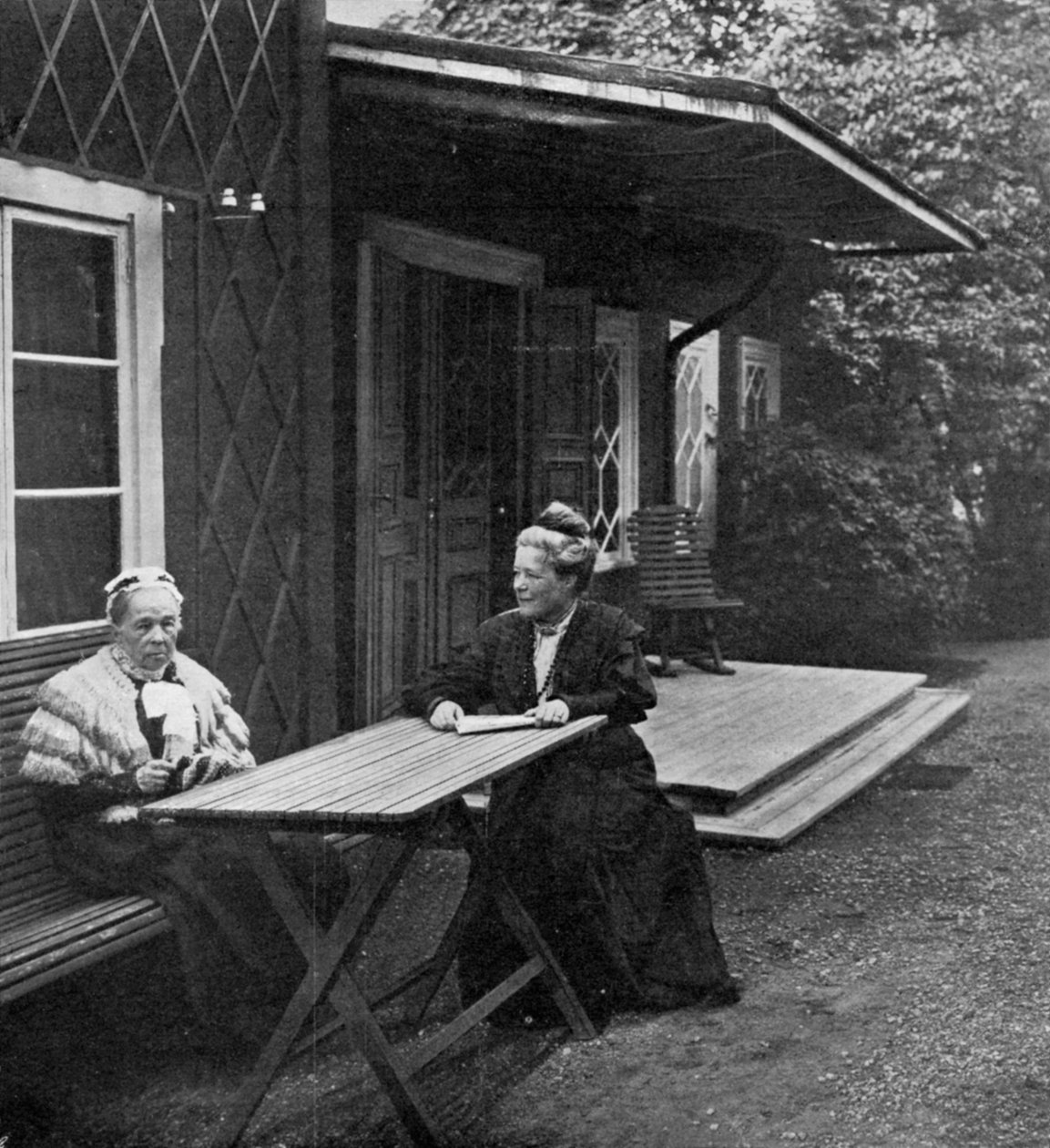 瑞典作家塞尔玛·拉格洛夫（SelmaLagerlöf）和她的母亲路易丝（Louise），1909年 作者 不明