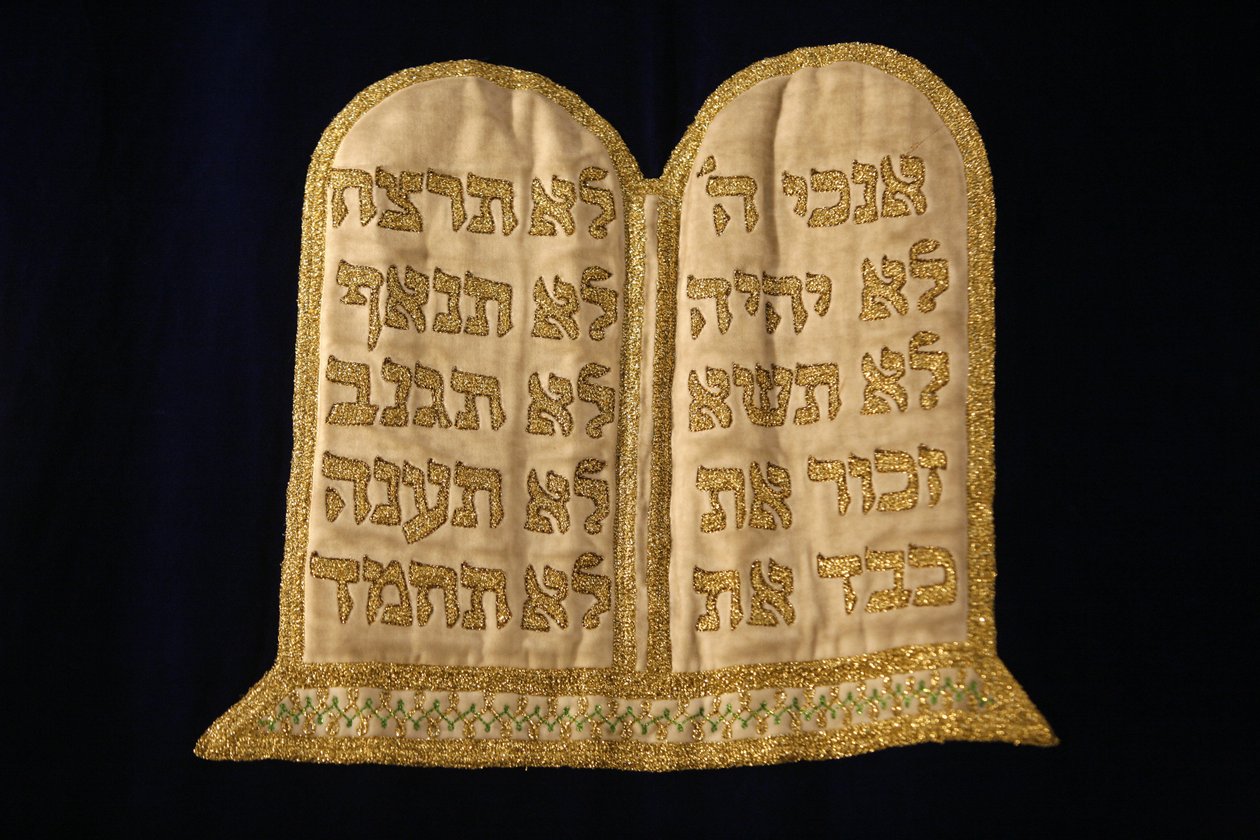 Tables of the law embroidery in Stadttempel synagogue Vienne Autriche 作者 不明