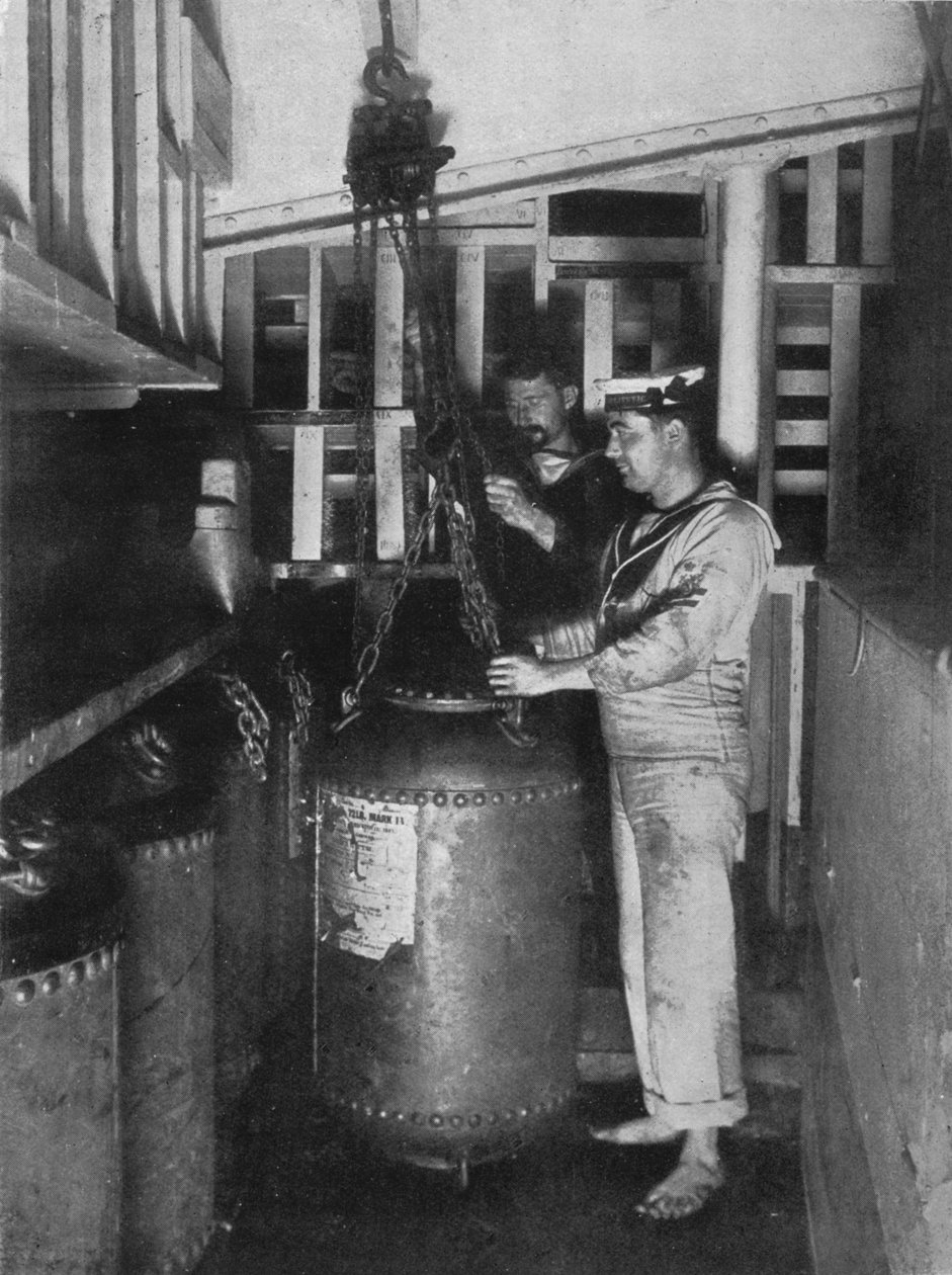 1914年，将潜水艇从商店中撤出 作者 不明