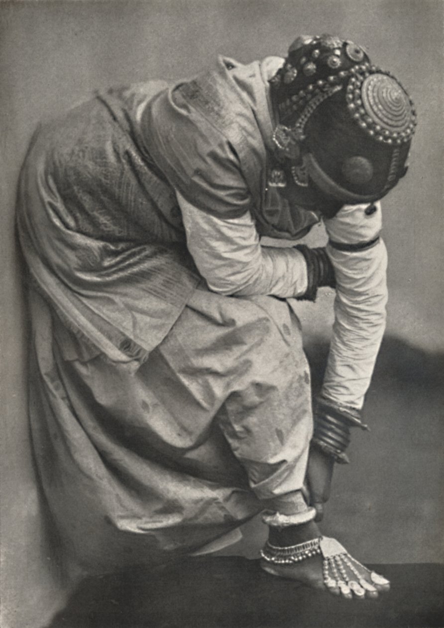 带脚和头饰的Tamulin，1926年 作者 不明