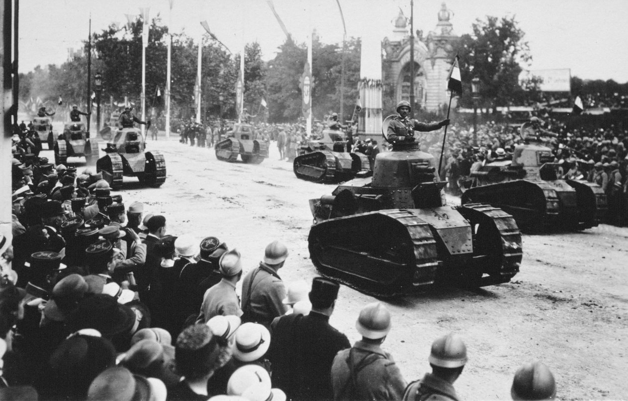 1919年7月14日在法国巴黎举行的胜利大游行中的坦克 作者 不明