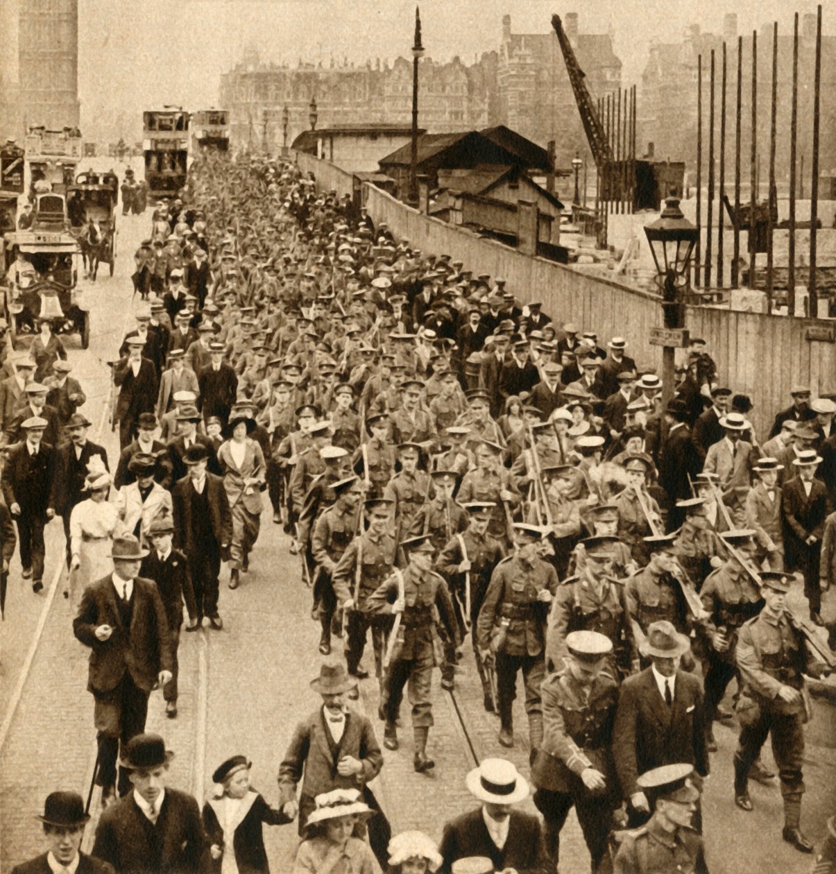 夏令营的领土-1933年，1914-1918年，小猎犬在威斯敏斯特桥上轻松行军。 作者 不明