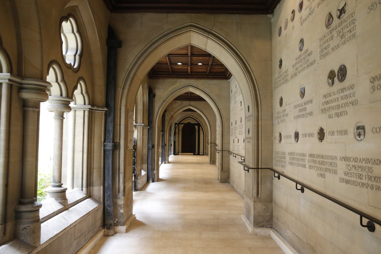 The American cathedral of the Holy Trinity, Paris. Cloister, 20150920, Paris, France 作者 不明