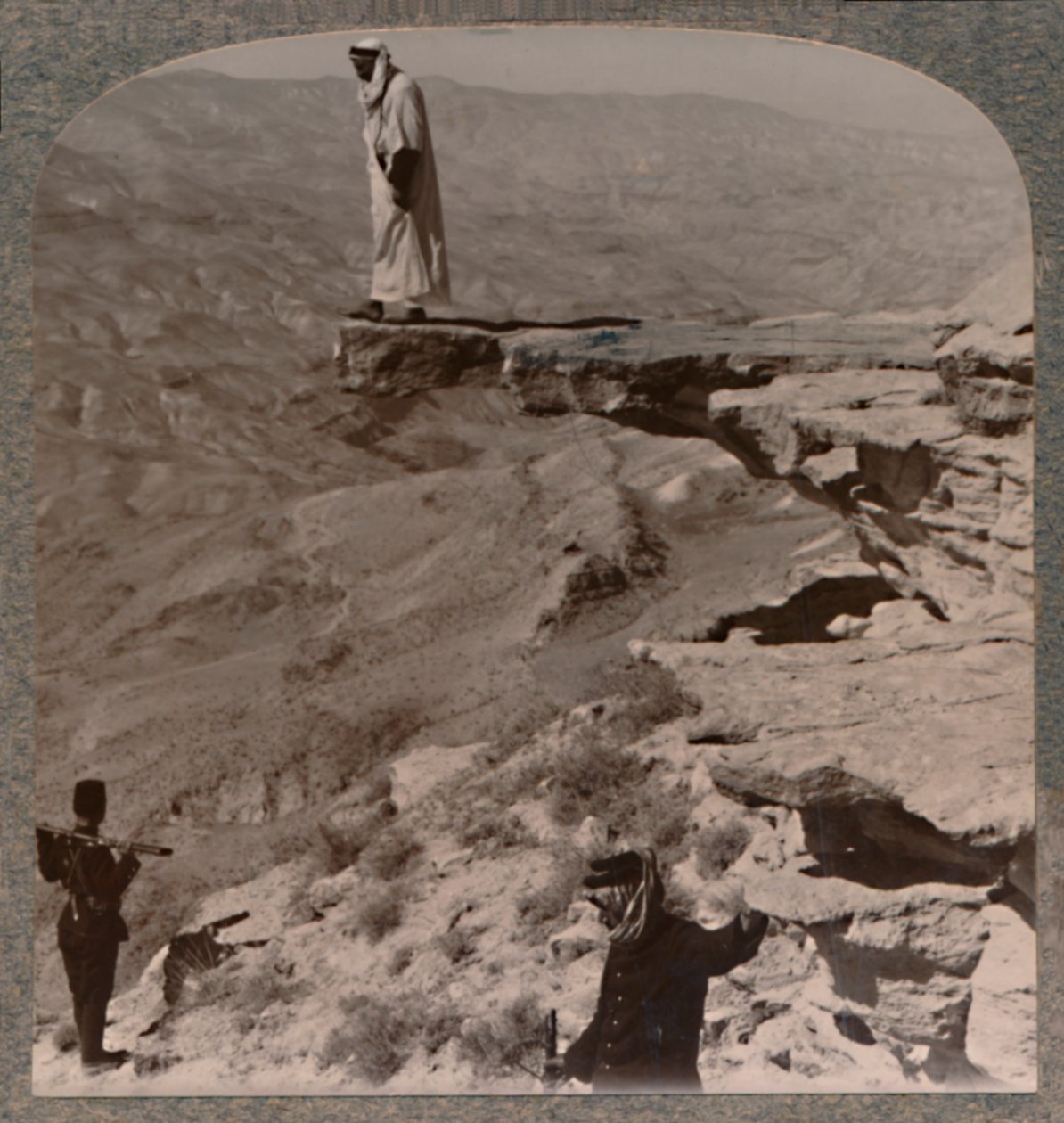 亚诺河。德拉戈曼站在岩石上，c1900 作者 不明