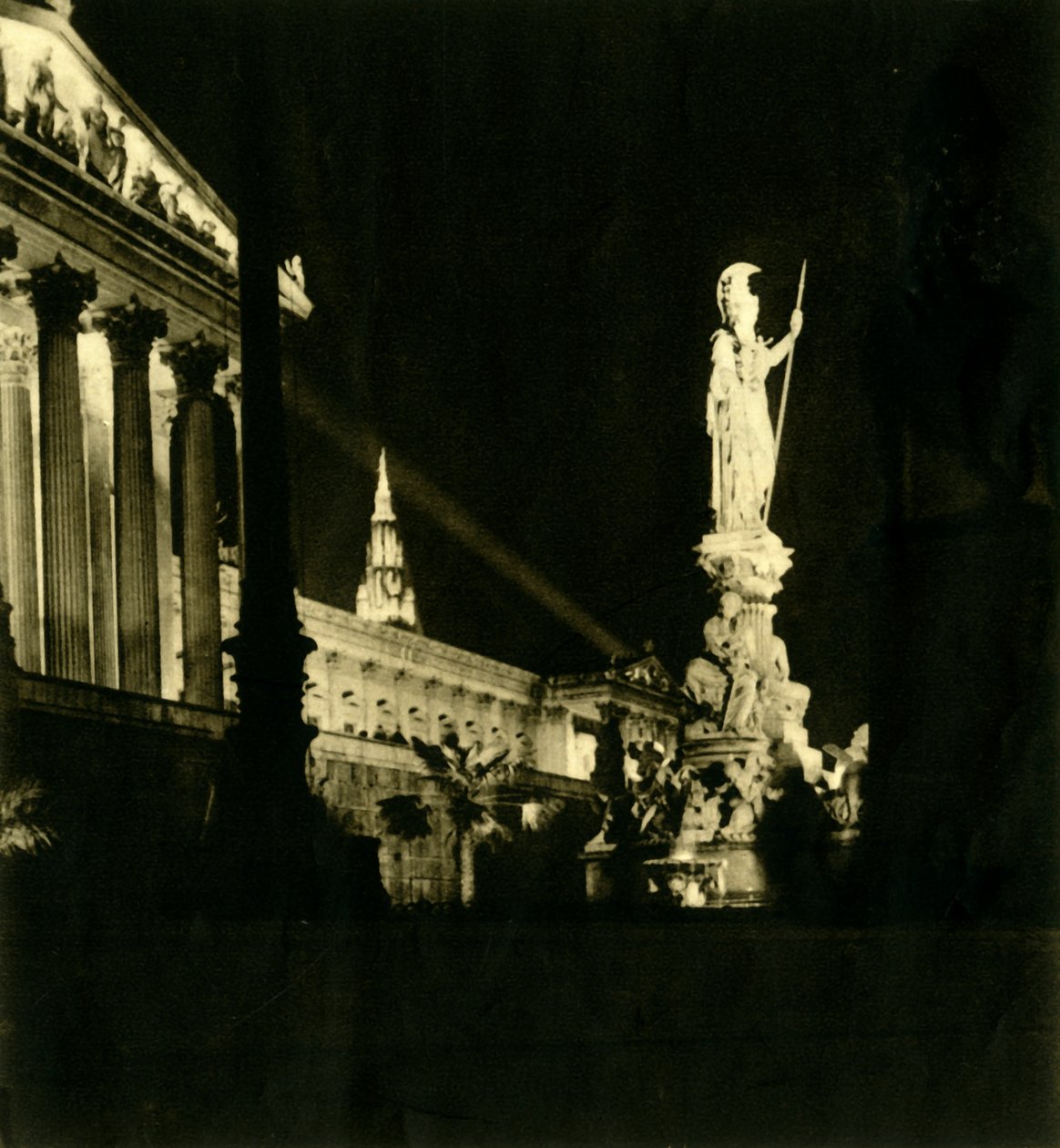 奥地利国会大厦之夜，维也纳，奥地利，c1935年。 作者 不明