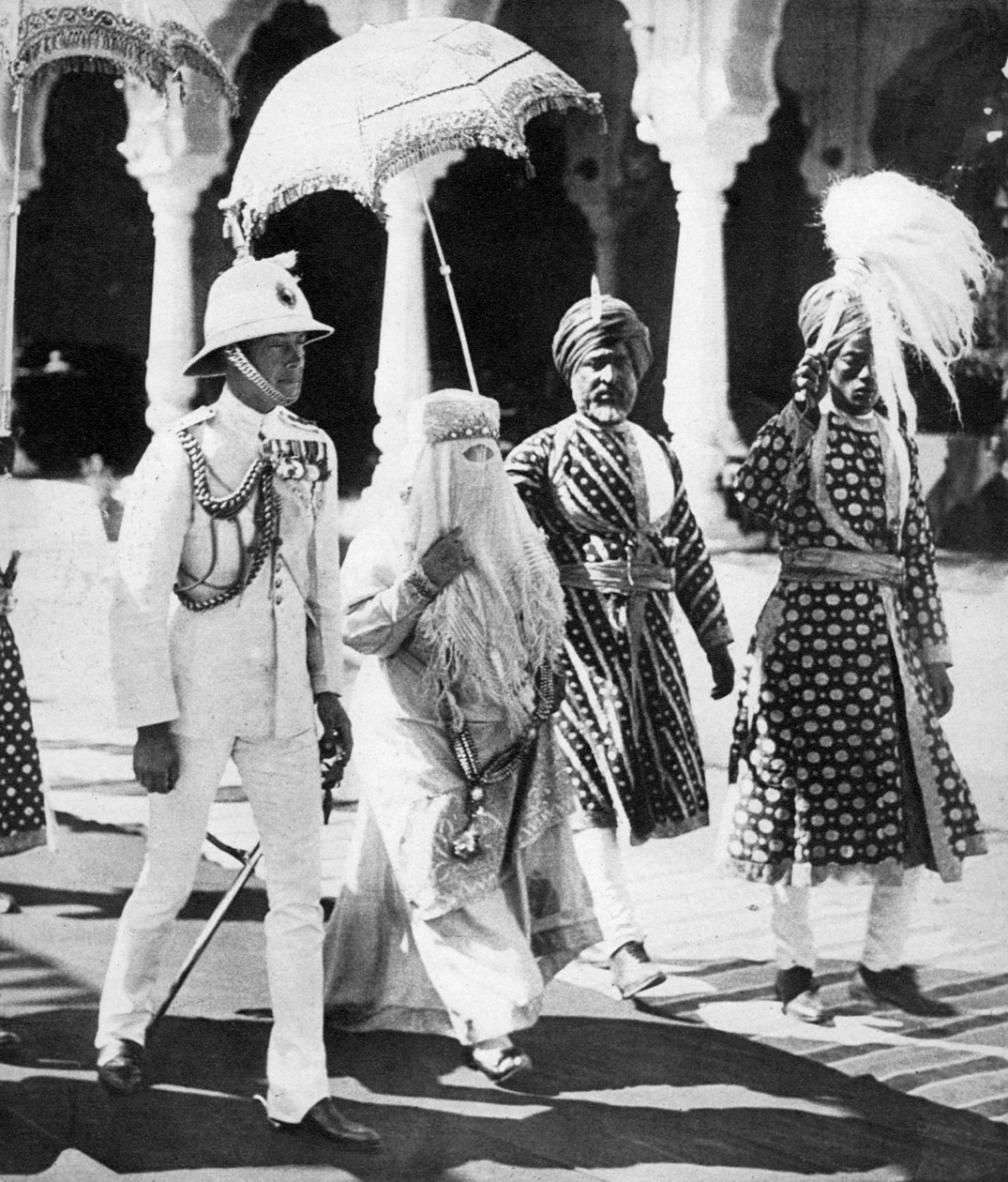 博帕尔的乞eg在1921年将威尔士亲王护送到印度杜巴大厅 作者 不明
