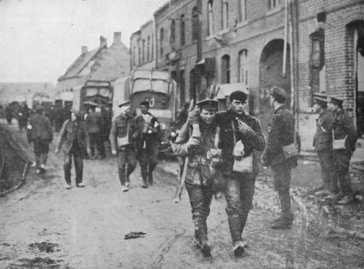 1915年袭击事件发生后，英国伤者返回更衣室 作者 不明