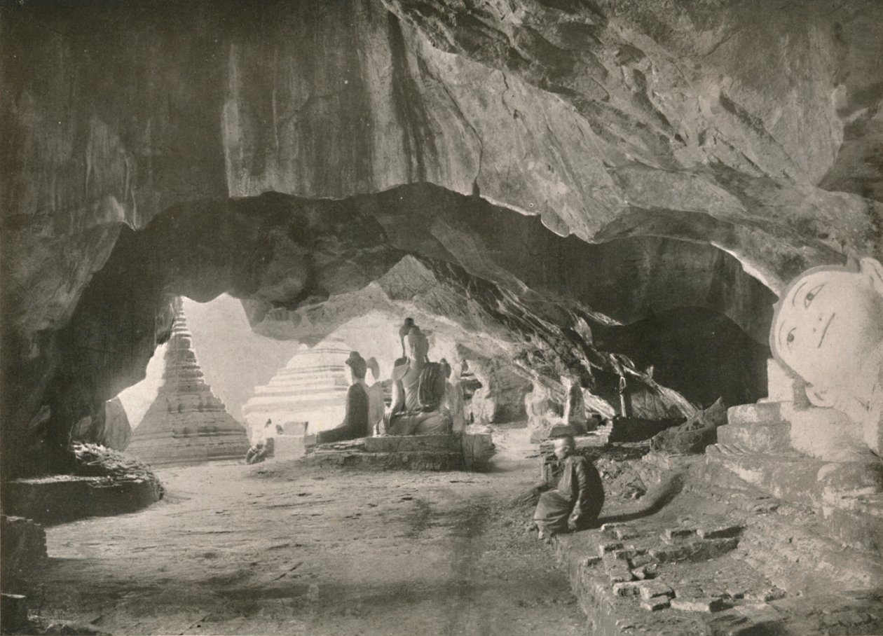 1900年的穆尔曼山洞（The Caves at Moulmein）。 作者 不明