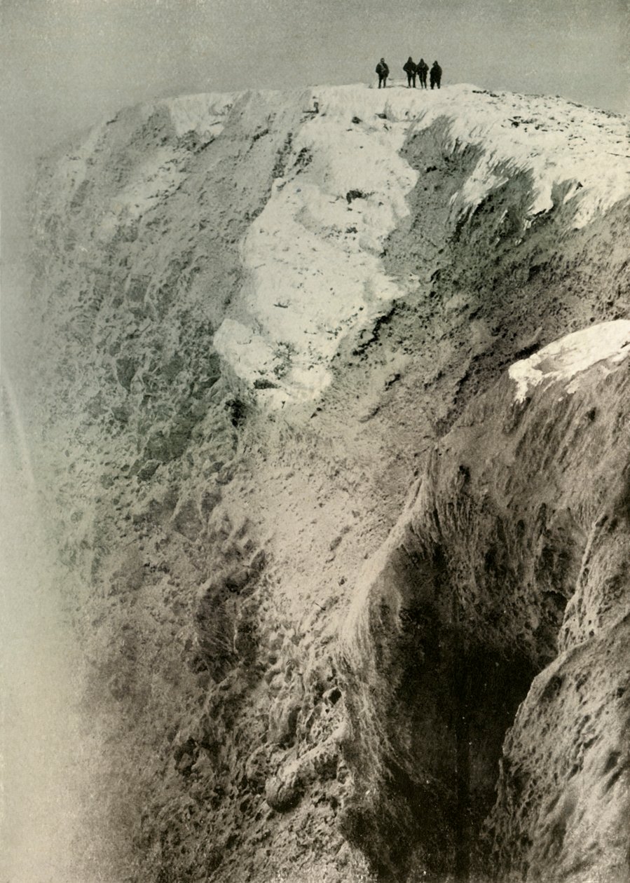 Erebus的火山口，深900英尺，半英里，1908年，1909年。 作者 不明