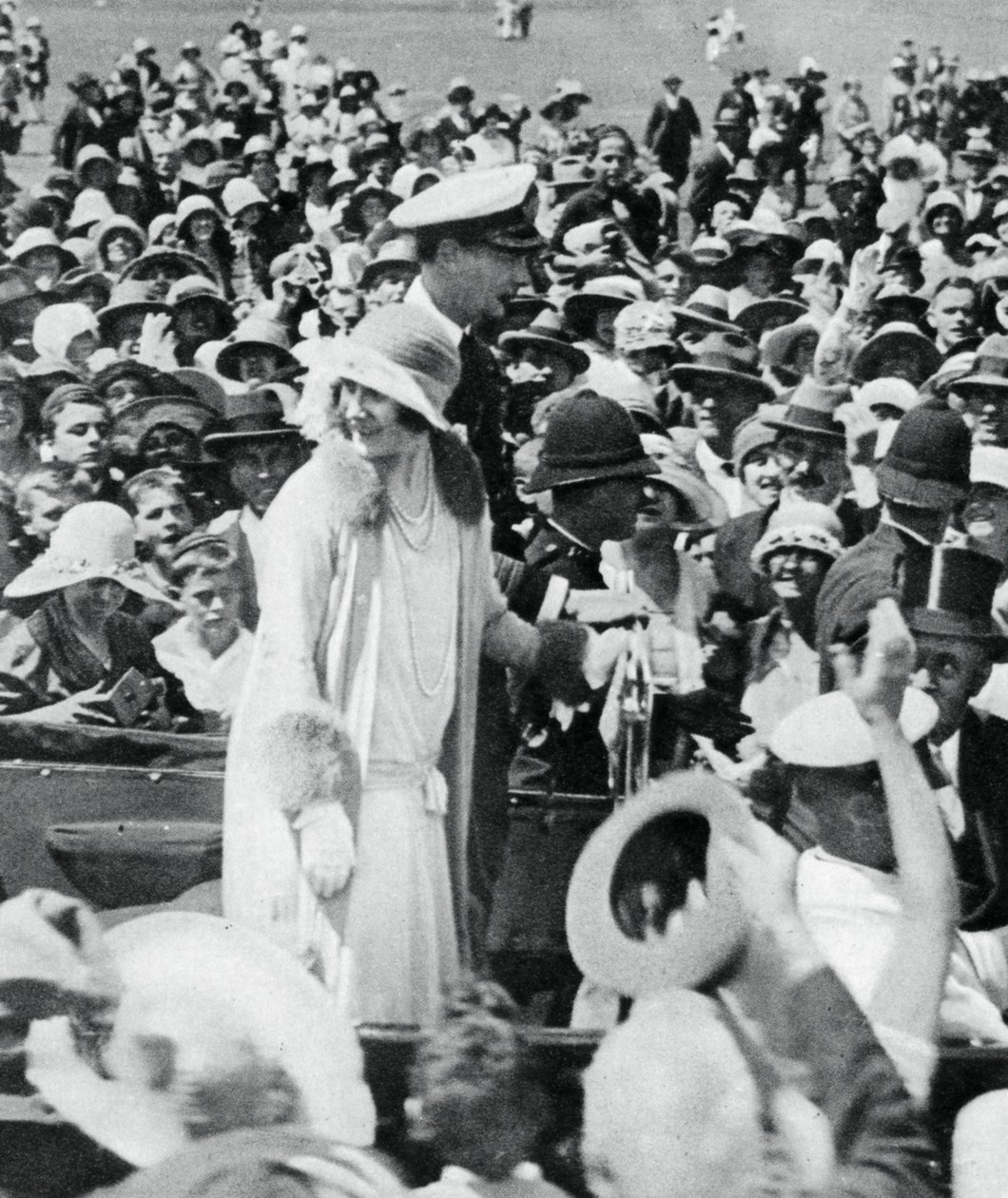 公爵和公爵夫人在奥克兰被人群围攻，1927年，1937年 作者 不明