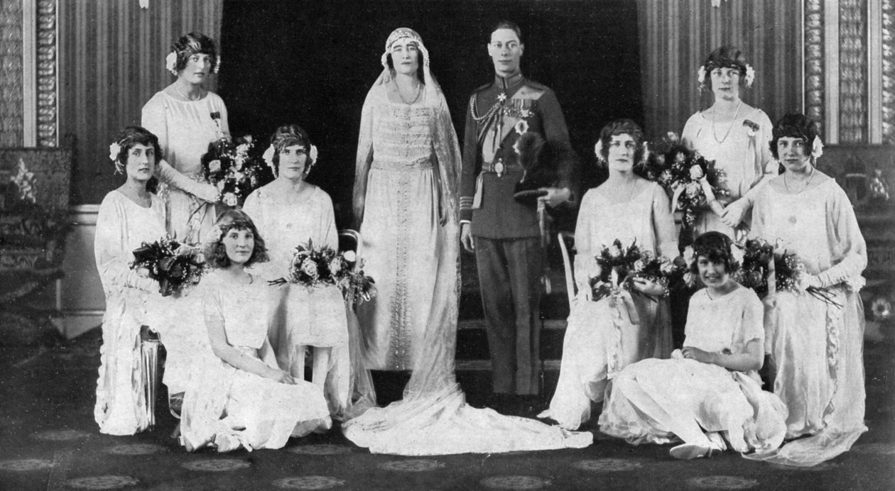 约克公爵和公爵夫人被八个伴娘包围，1923年 作者 不明