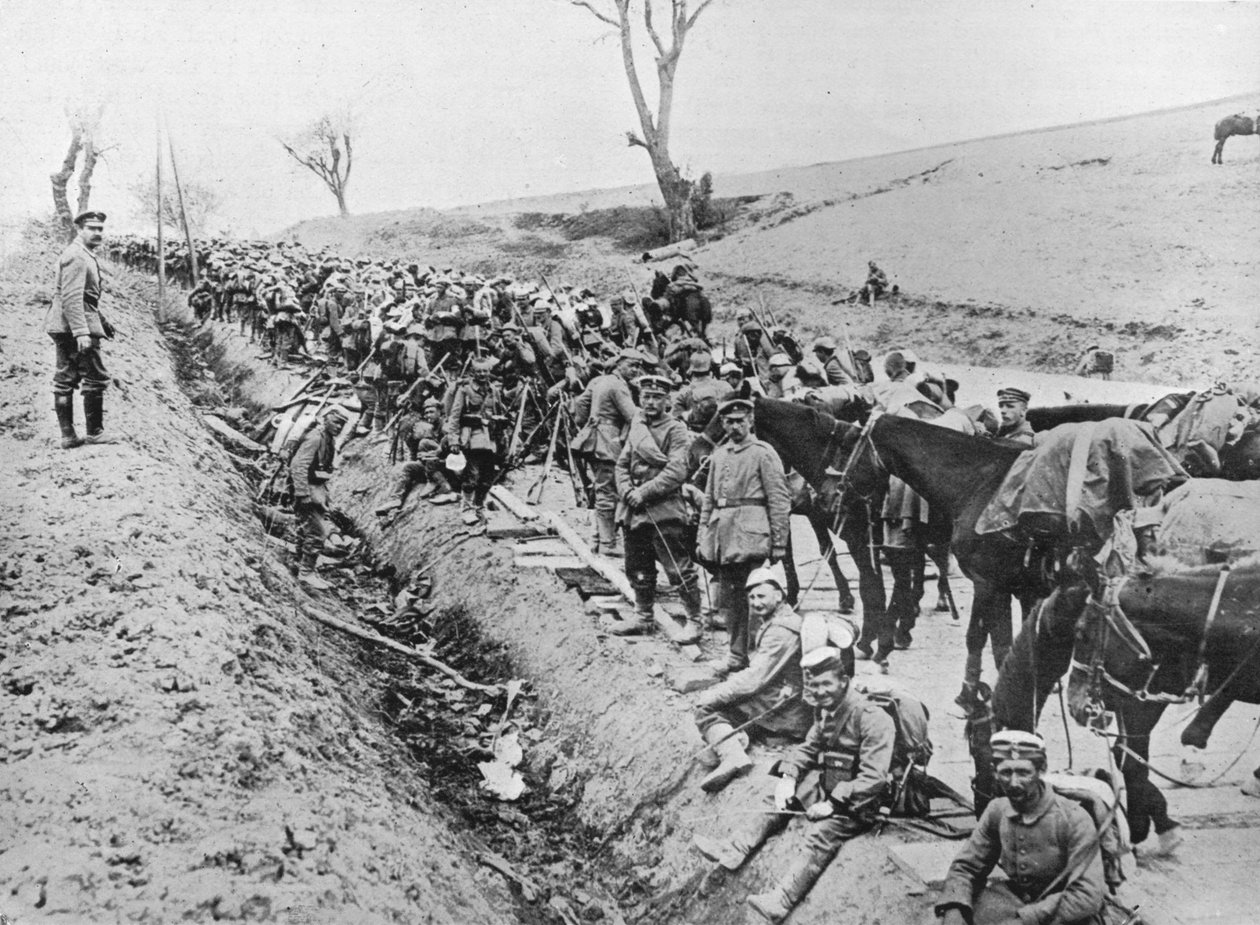 德国人通过加利西亚前进：1915年，路边的士兵齐聚一堂 作者 不明