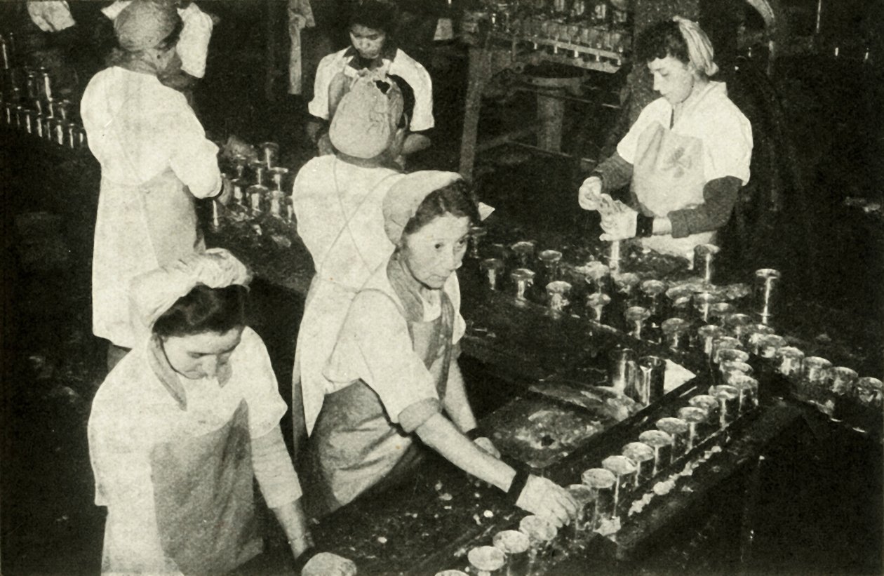 大鲑鱼产业-印度女孩在罐头部门工作，c1948。 作者 不明