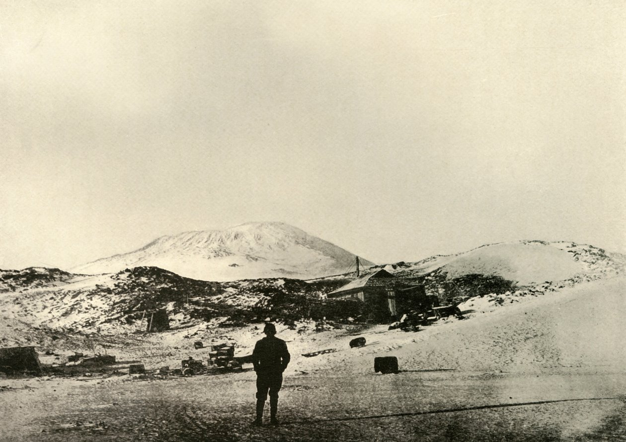 1908年1月，秋天，小屋里有埃里布斯山（Erebus）。 作者 不明