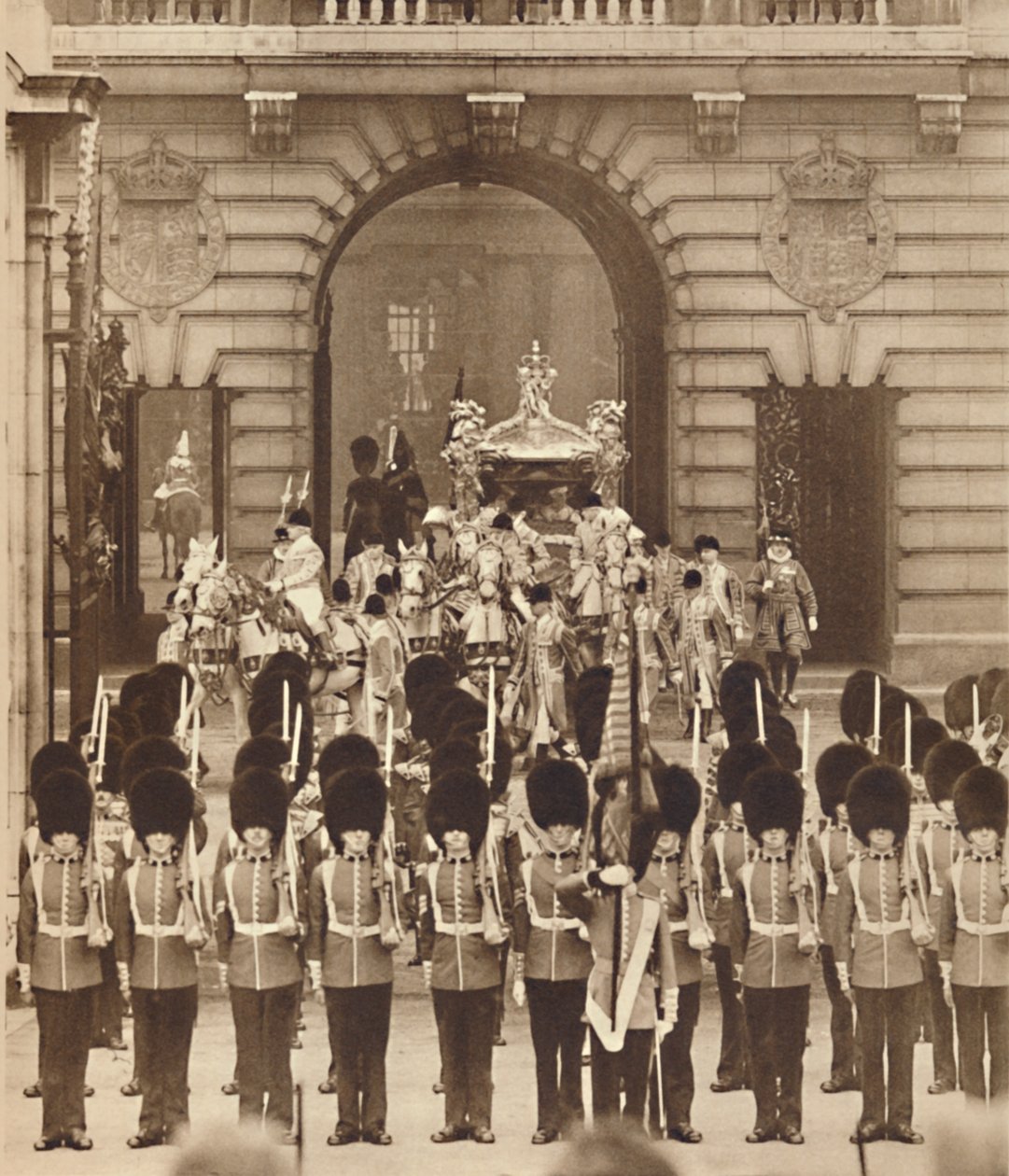 国王和王后离开宫殿进行加冕，1937年 作者 不明