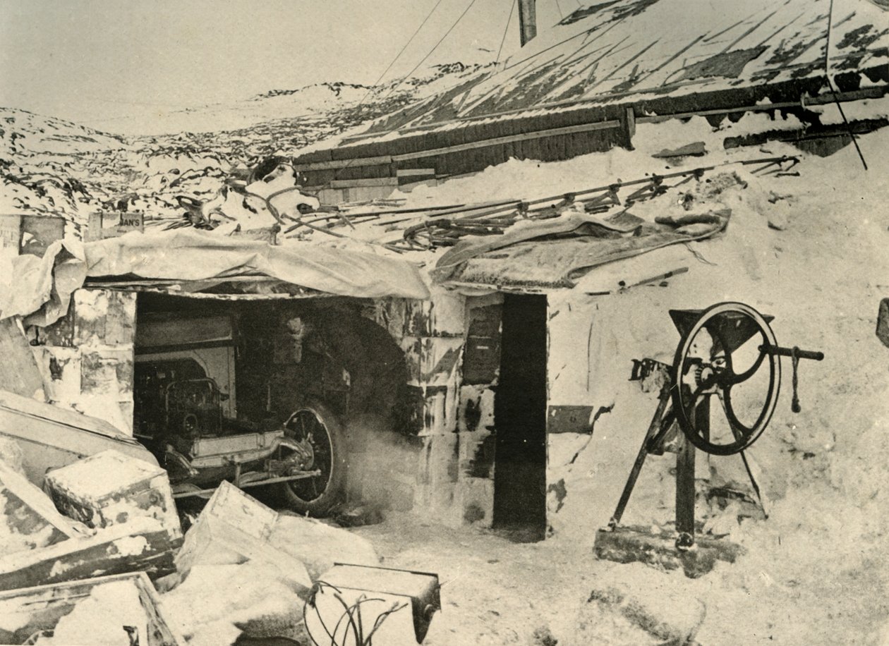 车库中的汽车和右边的玉米破碎机，c1908，1909年。 作者 不明