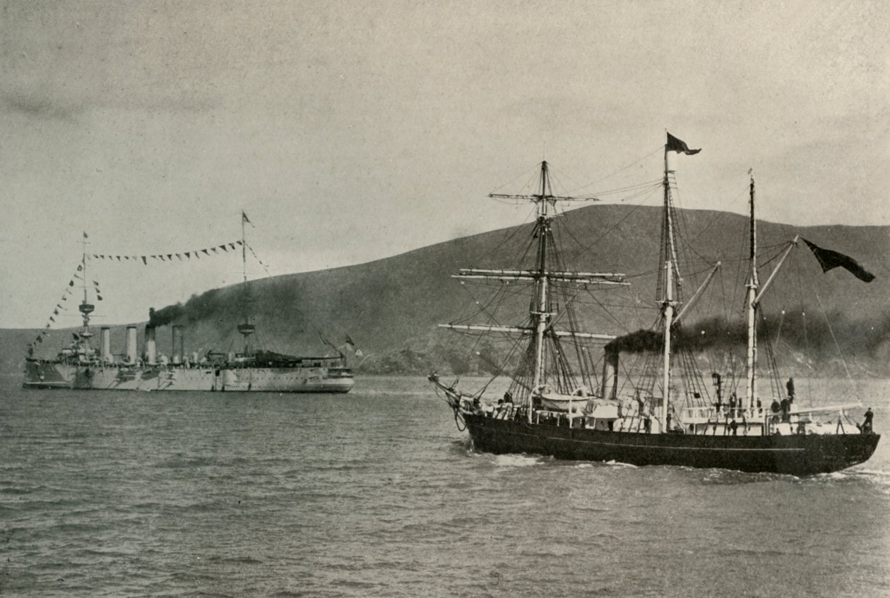 1909年1月1日在利特尔顿港的Nimrod Passing HMS Powerful ... 作者 不明
