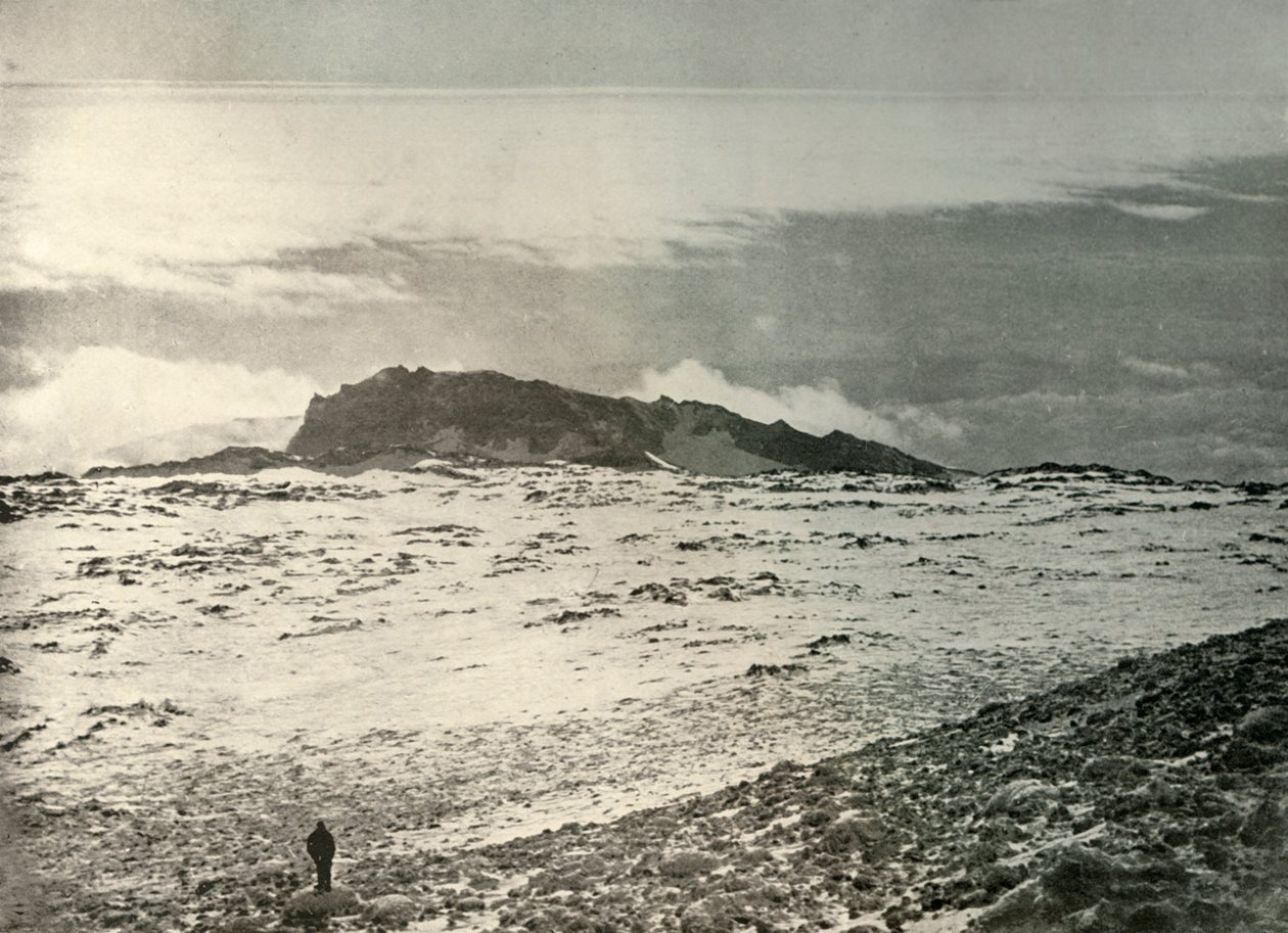 Erebus的旧火山口，背景中有旧的火山口，c1908，1909年 作者 不明