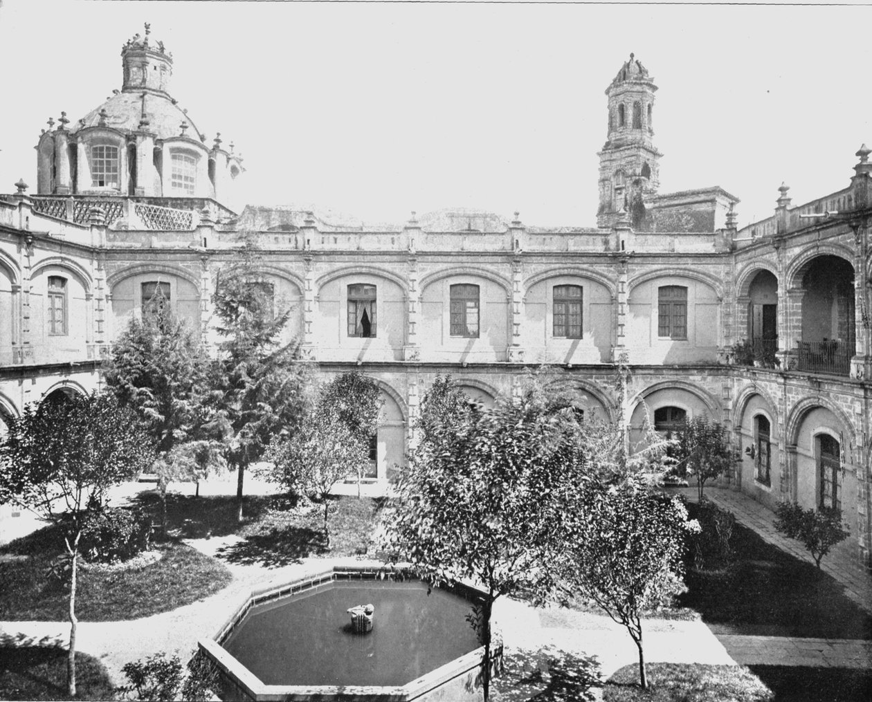 墨西哥墨西哥城，旧圣伊波利托修道院，摄于1900年。 作者 不明