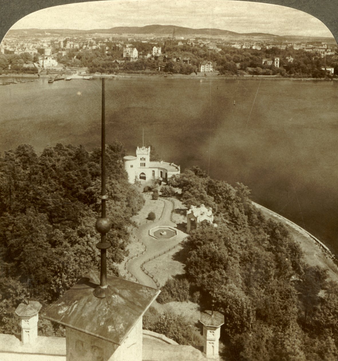 来自挪威城堡的奥斯卡萨尔皇家花园和克里斯蒂安尼娅，建于1905年。 作者 不明