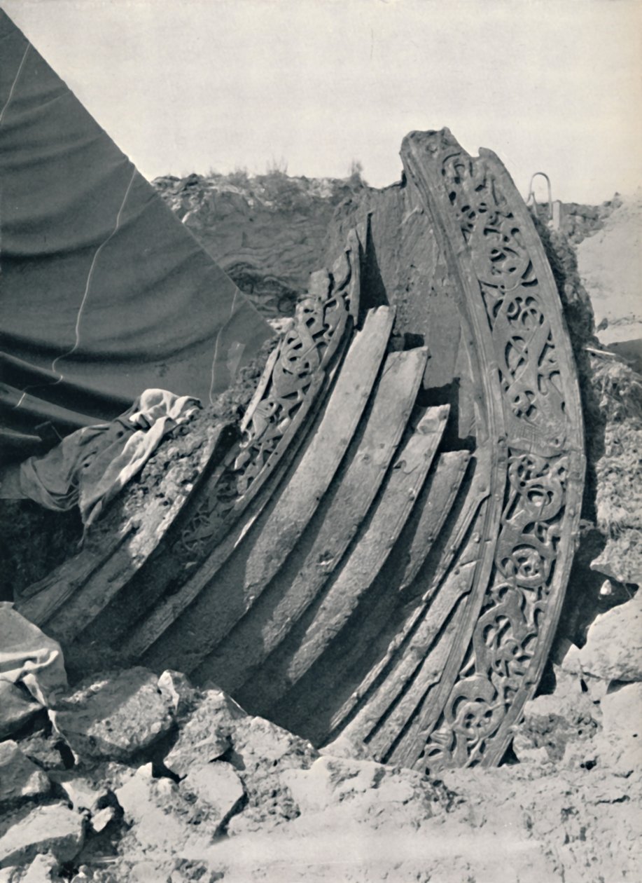 土墩上的Oseberg船，展示了茎和栏杆上的雕刻，1935年 作者 不明
