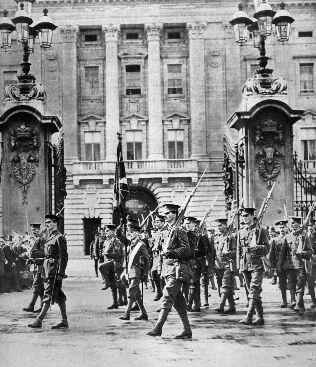 威尔士亲王于1914年8月在伦敦的掷弹兵卫队中受命 作者 不明