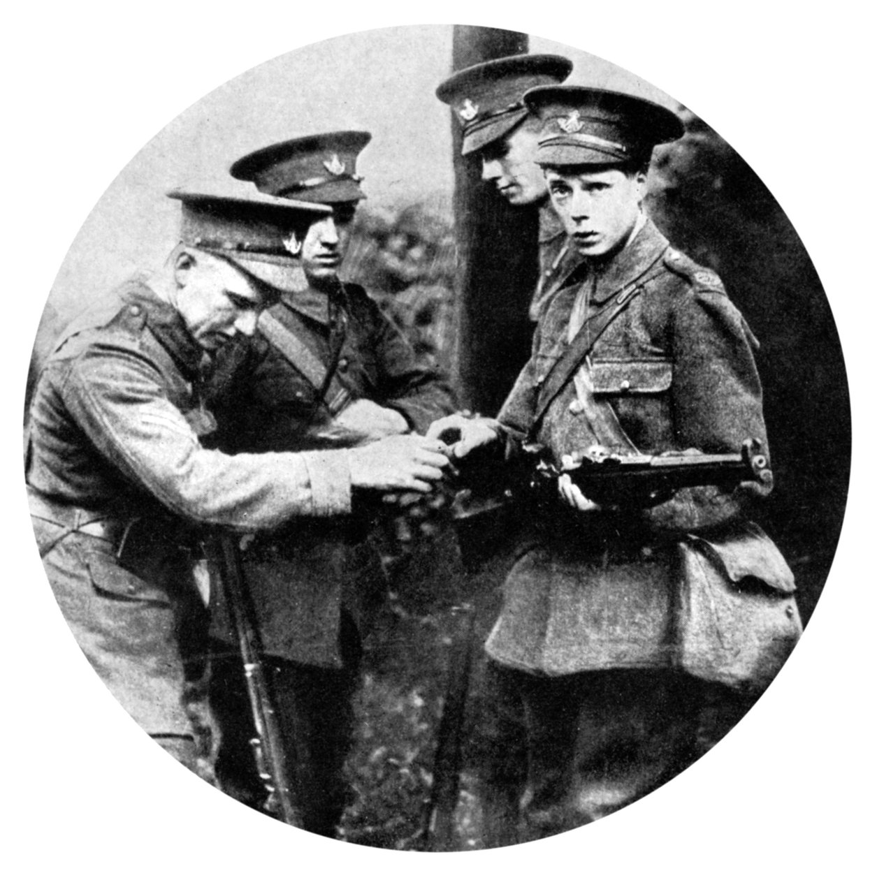 威尔士亲王在手榴弹兵中装枪，1914年第一次世界大战 作者 不明