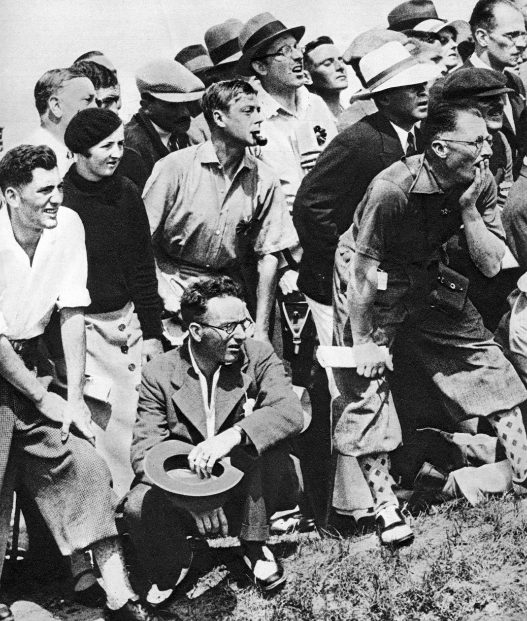 威尔士亲王在1930年代圣安德鲁斯公开高尔夫锦标赛上抽烟斗 作者 不明