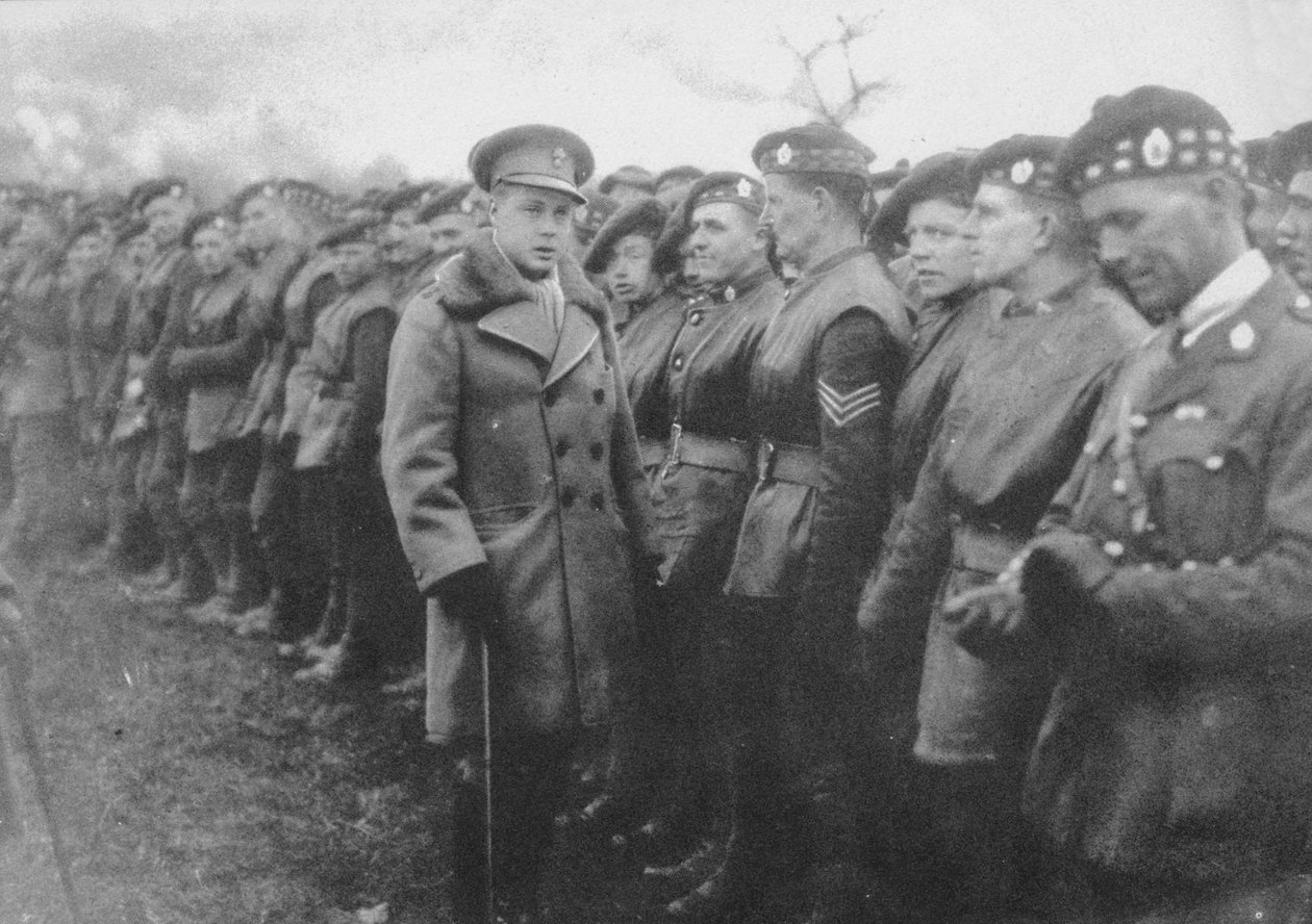 威尔士亲王与前线的英军士兵交谈，第一次世界大战，c1914-c1918，1936年 作者 不明