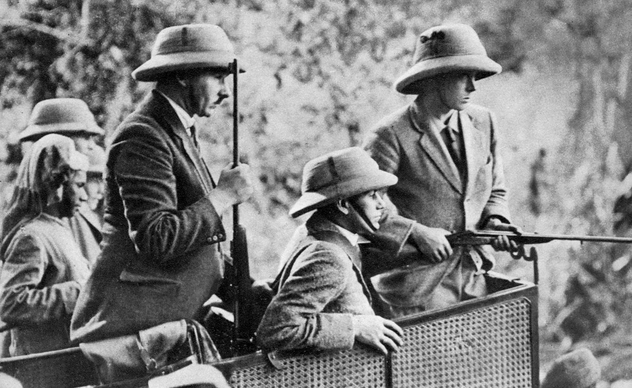 威尔士亲王在尼泊尔开枪射击老虎，印度巡回演出，1921年 作者 不明