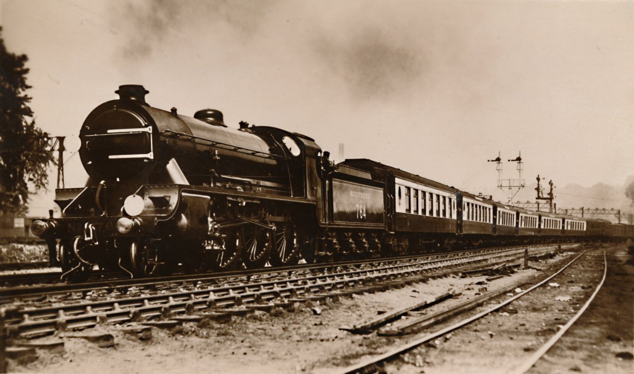 SR Dover快艇火车，由高文爵士（Sir Gawain）驾驶亚瑟王型机车（c1930）牵引。 作者 不明