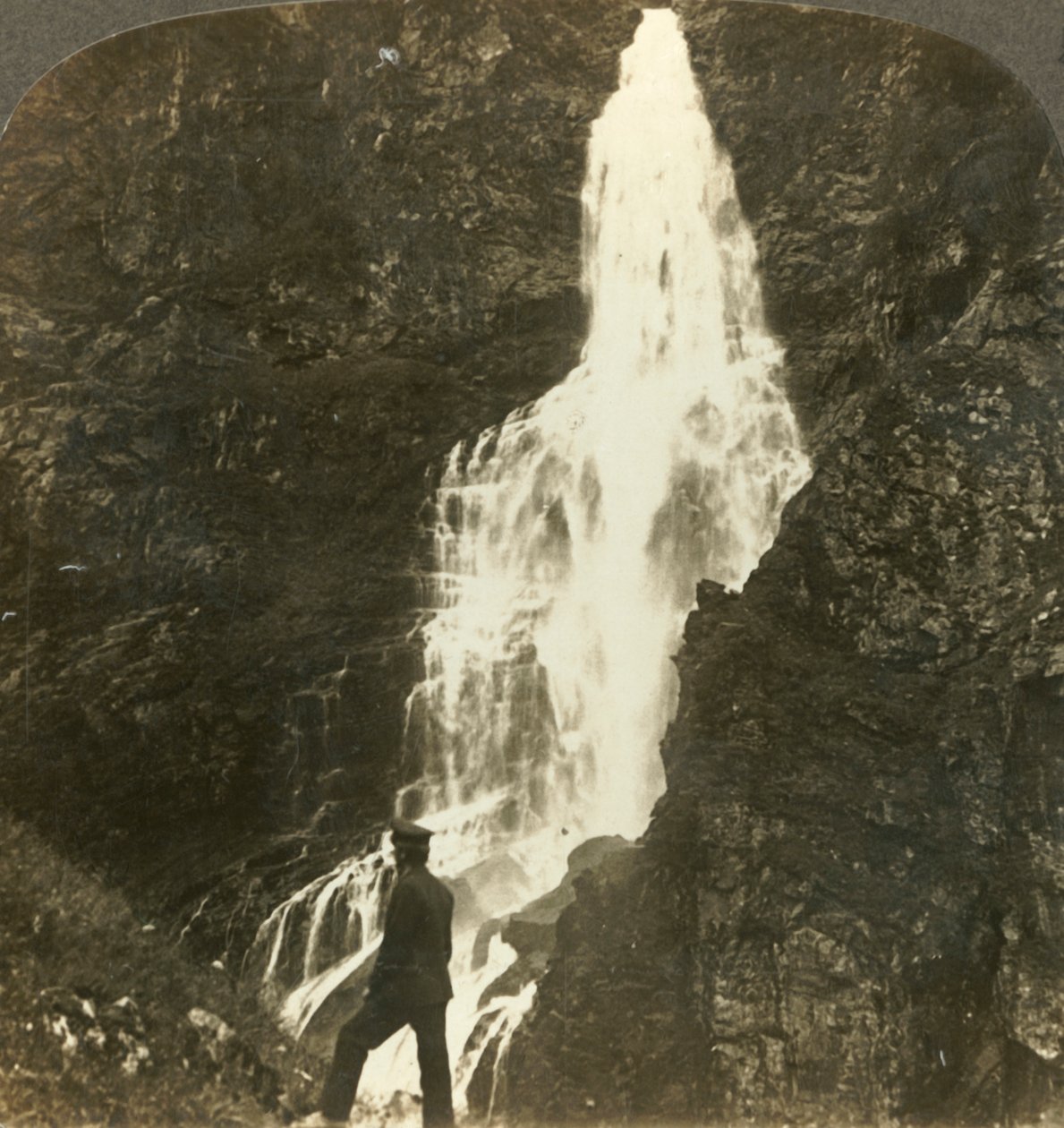 塞维尔瀑布（Sevle Falls）在挪威纳罗达尔的Stalheims酒店附近飞奔而下，c1905。 作者 不明