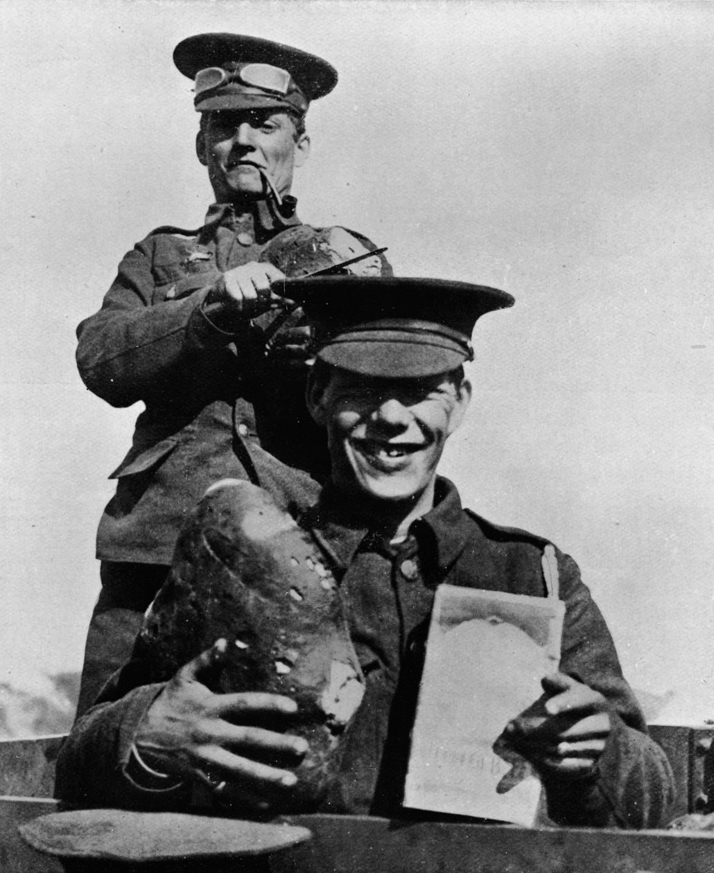 士兵及其配给品：1914年在法国的一个英国营地拍摄的照片 作者 不明
