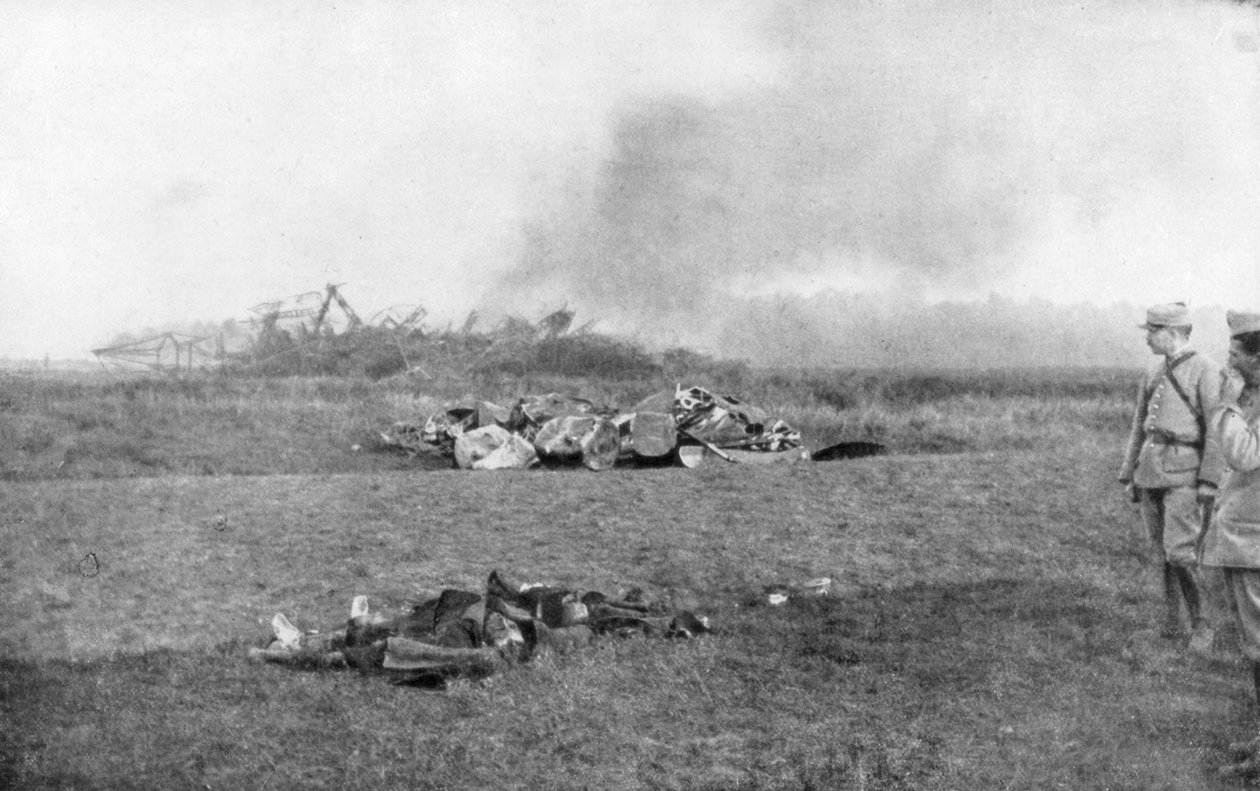齐柏林飞艇LZ93 L44的尸体，法国圣克莱门特，1917年10月20日 作者 不明