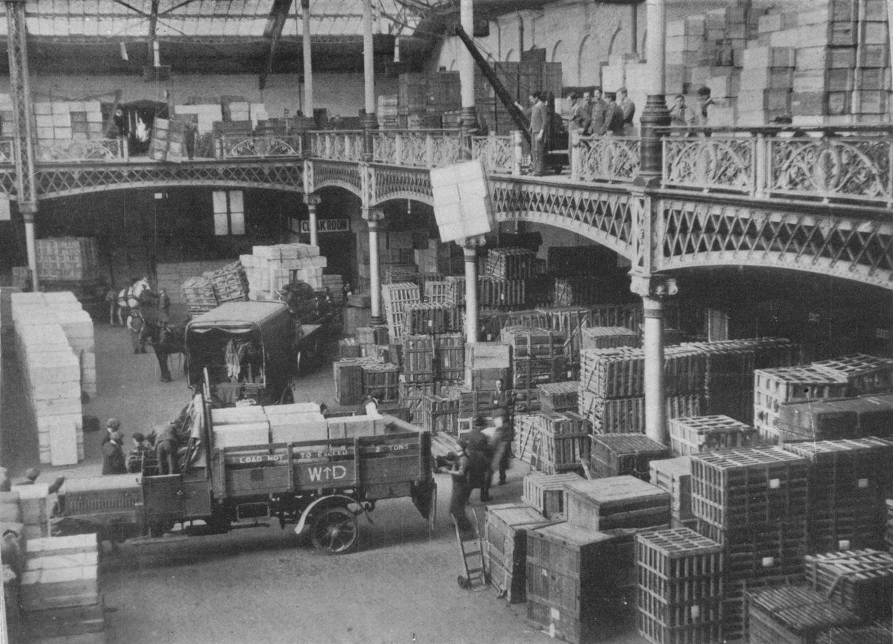 一间大型政府商店的寄送室，1915年 作者 不明