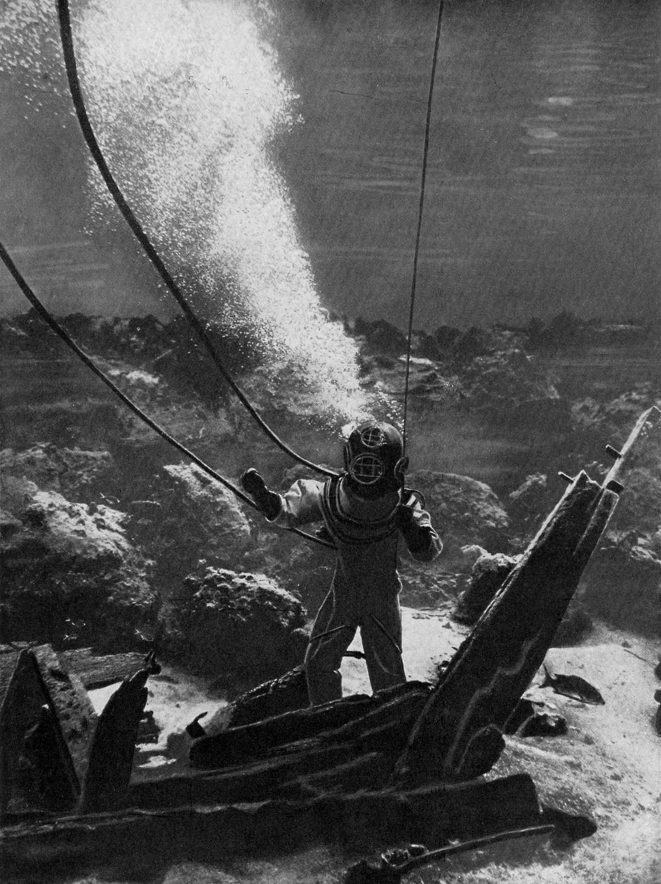 水下潜水员的第一张照片，摄于19世纪后期，c1920 作者 不明