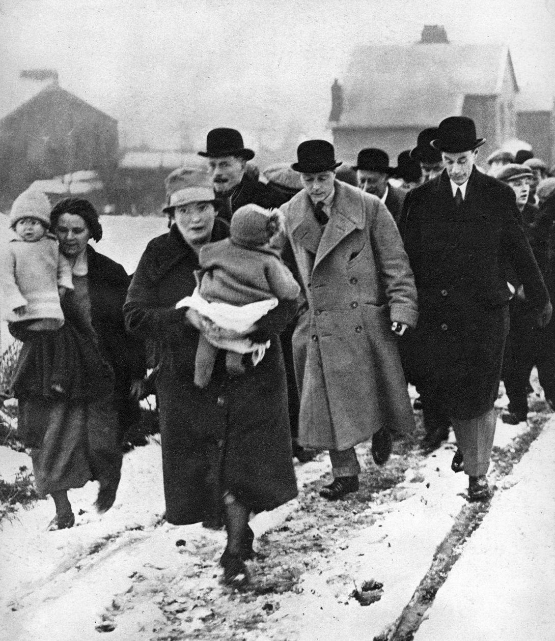 1929年，未来的爱德华八世在达勒姆郡温拉顿的雪中行走 作者 不明