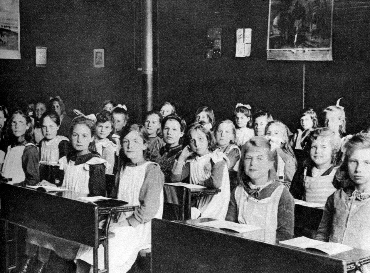 1926-1927年，住在巴纳多斯博士家在伦敦巴金赛德的女孩 作者 不明