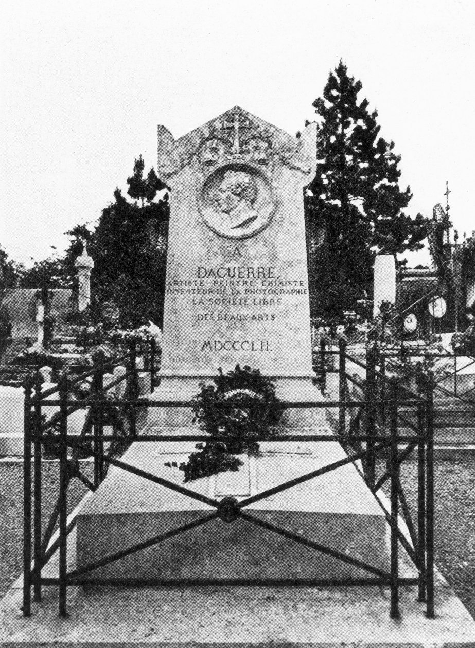The gravestone of Louis Daguerre, French photography pioneer Gravestone in Bry-sur-Marne of Louis Jacques Mande Daguerre (1787-1851) 作者 不明